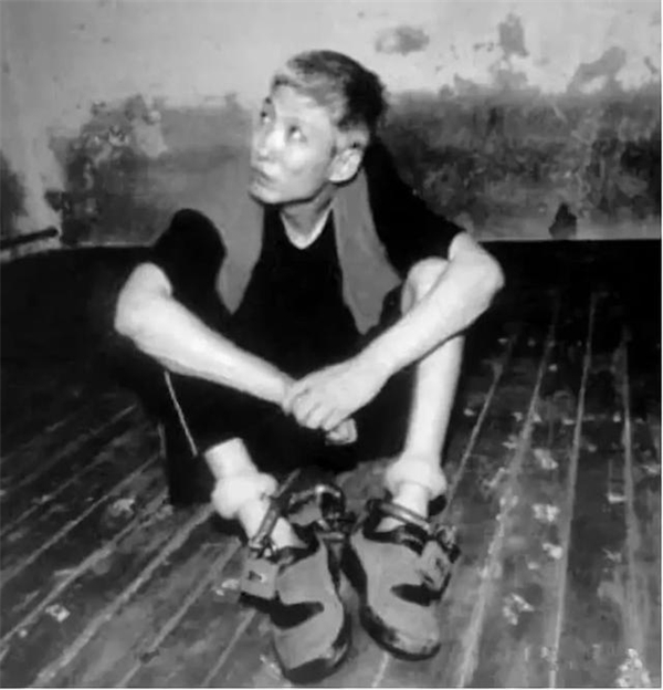 2003年,黑帮头目刘涌被执行死刑,临刑前亲人在脚镣处塞进一元钱