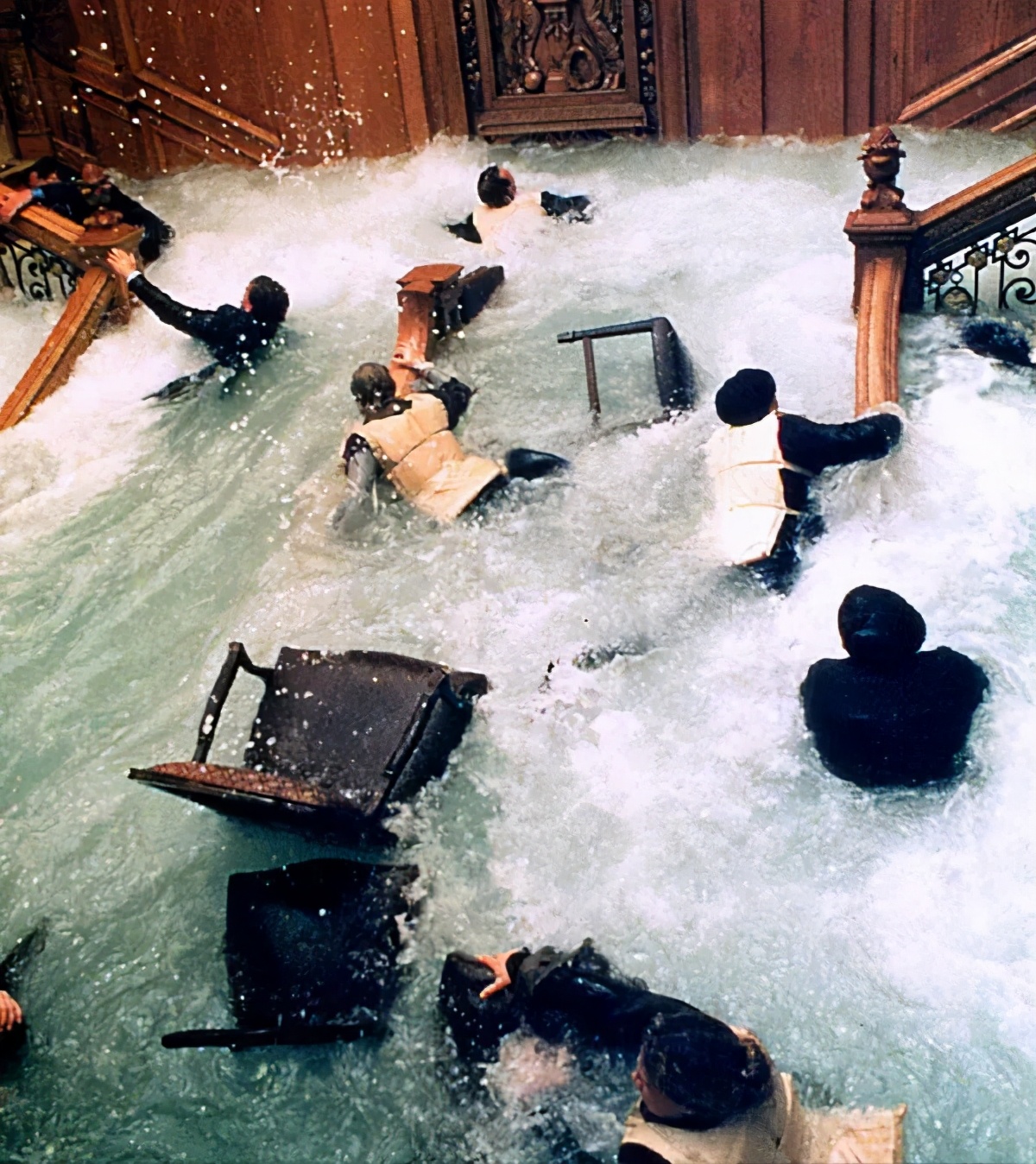 《泰坦尼克号》幸存的中国人:一根棍子救了我,从未断过援助亲人