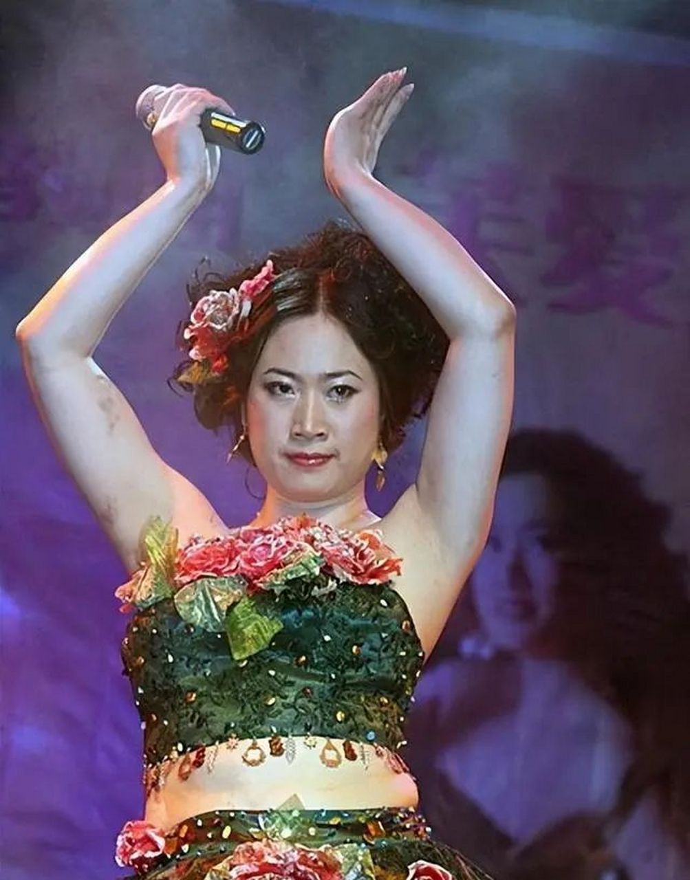 "越听越不对劲"的歌之《芙蓉姐夫》  2004年,芙