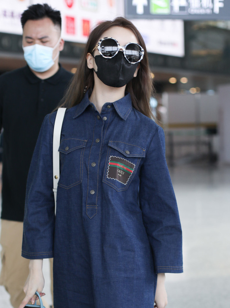 姜贞羽现身机场,一件牛仔衬衫长裙,圆框眼镜随性有魅力