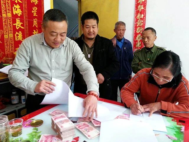 民进会员方向明,陈万平被授予"全国劳动模范"称号