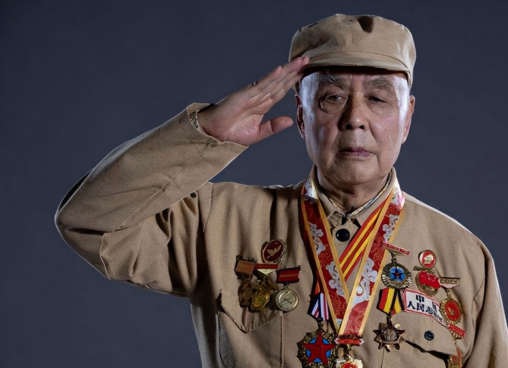 1952年,上甘岭阵地上,16岁战士唐章洪突然尿急,他索性对着迫击炮尿了