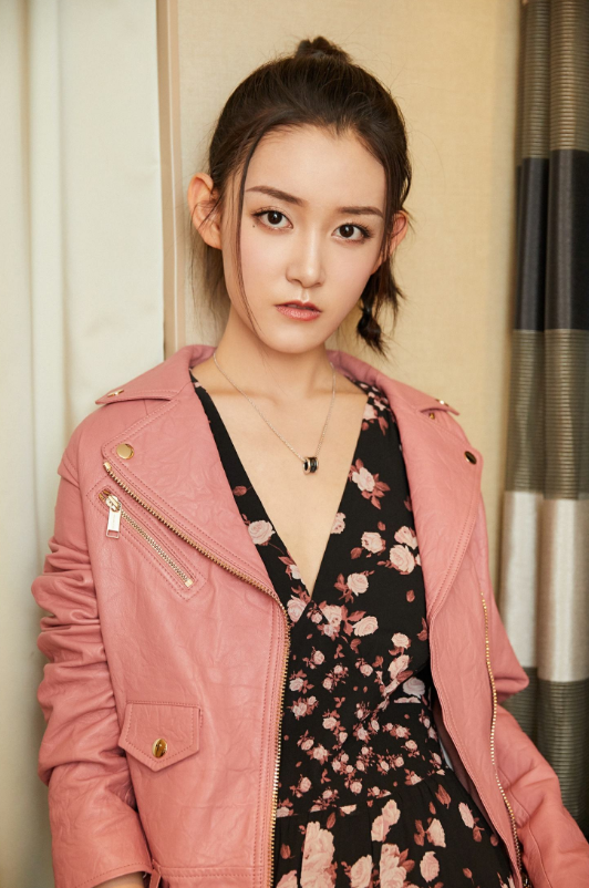 蒋依依的锁骨多好看,带丝线项链弯成s形,是大家羡慕不来的啊!