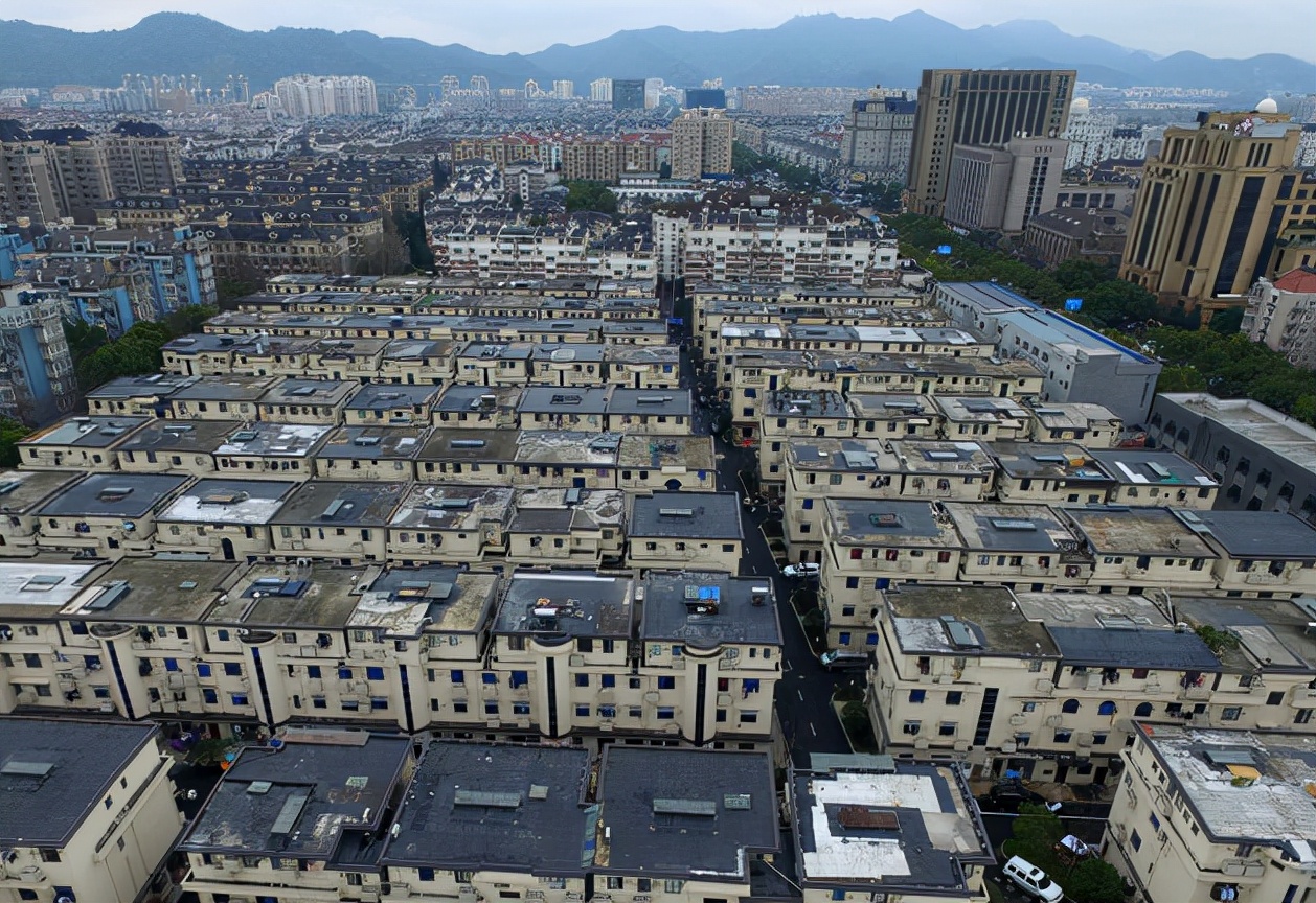 杭州"被孤立"的城中村,周边高楼耸立,拆迁却"遥遥无期"