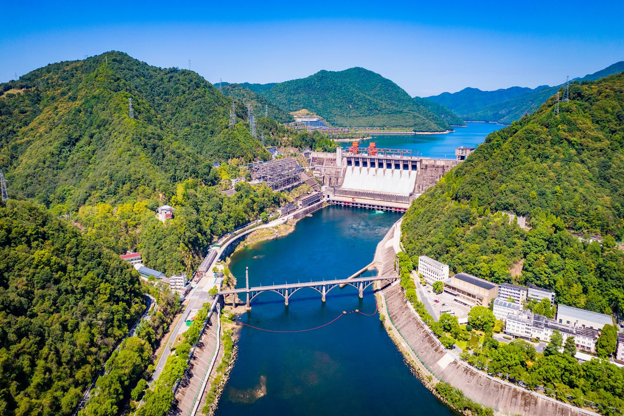杭州建德新安江水电站,风景秀美,是我国第一座"三自"电站