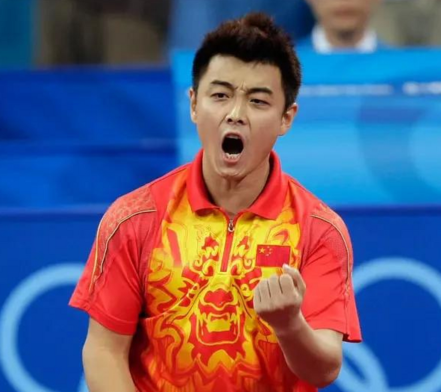 2015年,世界乒乓球冠军王皓的妻子在跳舞时,与男舞伴贴脸相拥,一段