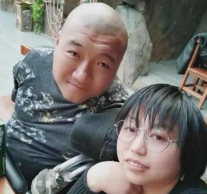 "嘴强王者"袁立东:天生失去四肢,娶妻子生儿子,如今年入百万