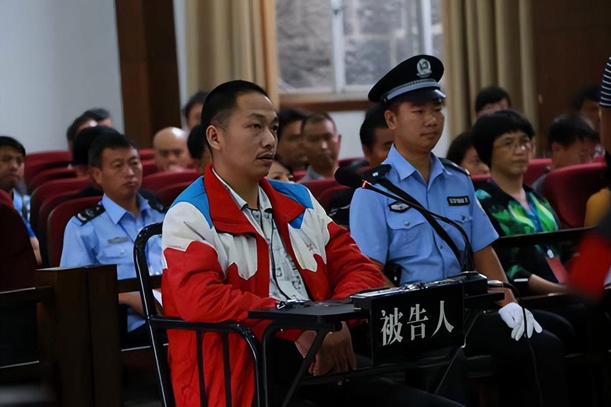 就在警方抓捕他的时候,他一闪而过的笑容,让在场的民警汗颜,邵宗其是