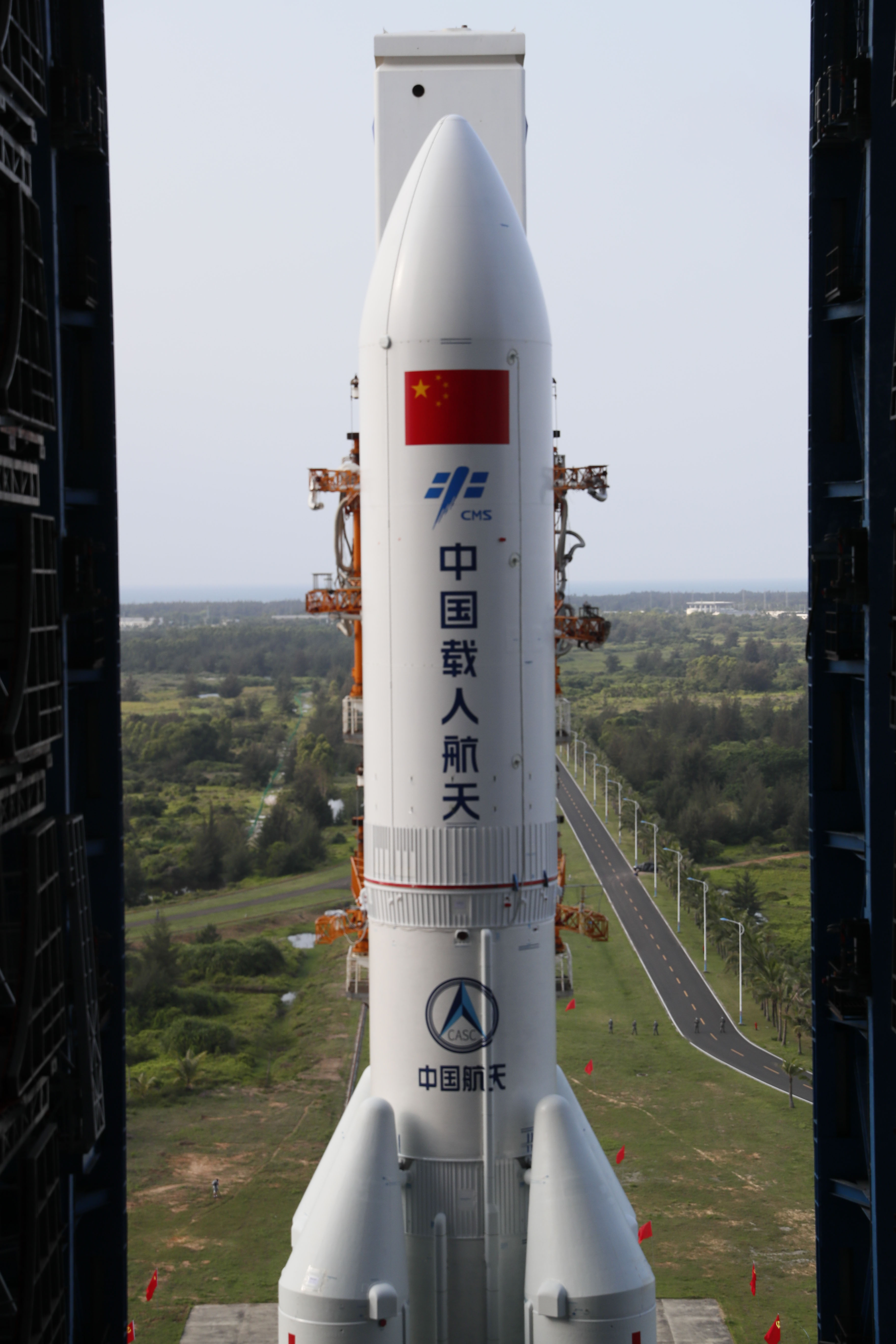 中国空间站天和核心舱器箭组合体转运至发射区
