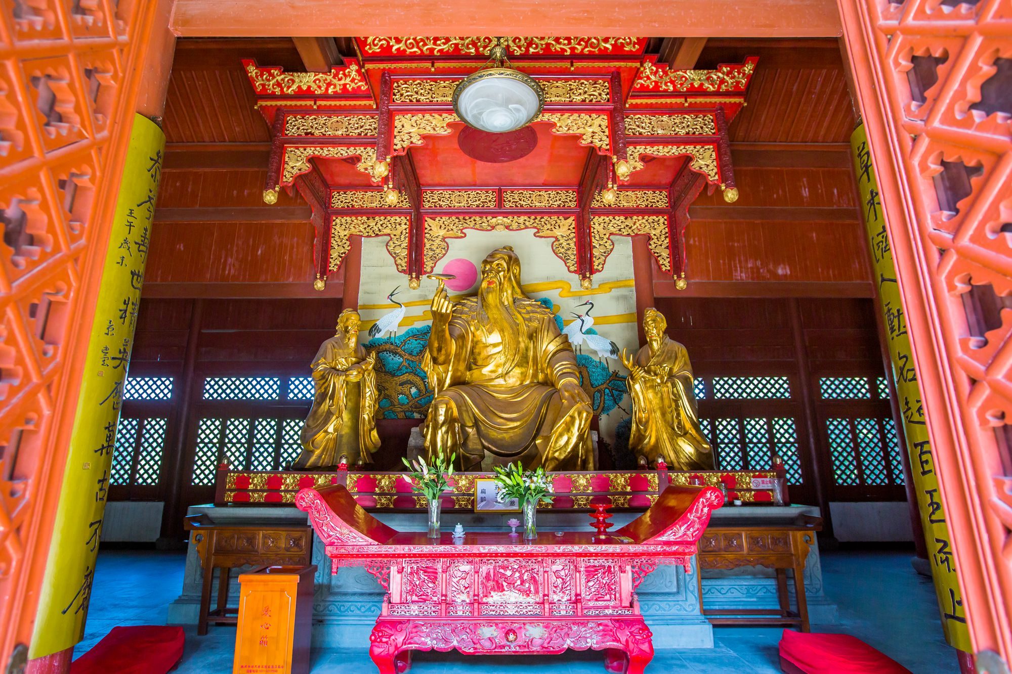 杭州吴山历史人文丰富,山上有一座药王庙,始建于北宋,充满传奇