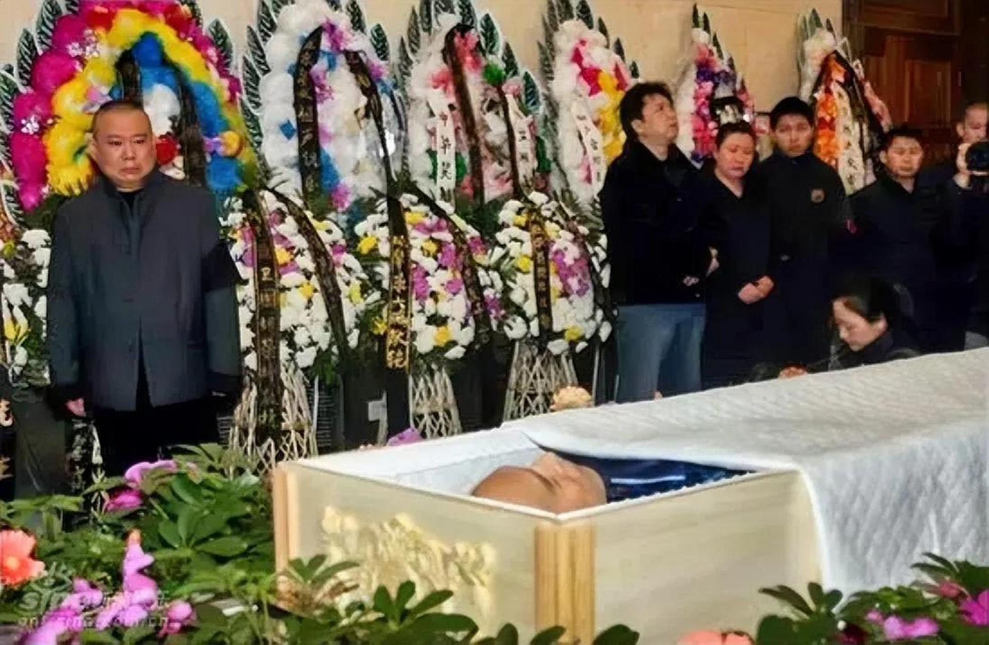 2009年,张文顺离世后,一张罕见的遗容,照片中的他躺在棺材中,看起来