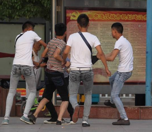 22年台湾黑帮头目张安乐,扛五星红旗游行,唱"大中国"梦想祖国统一