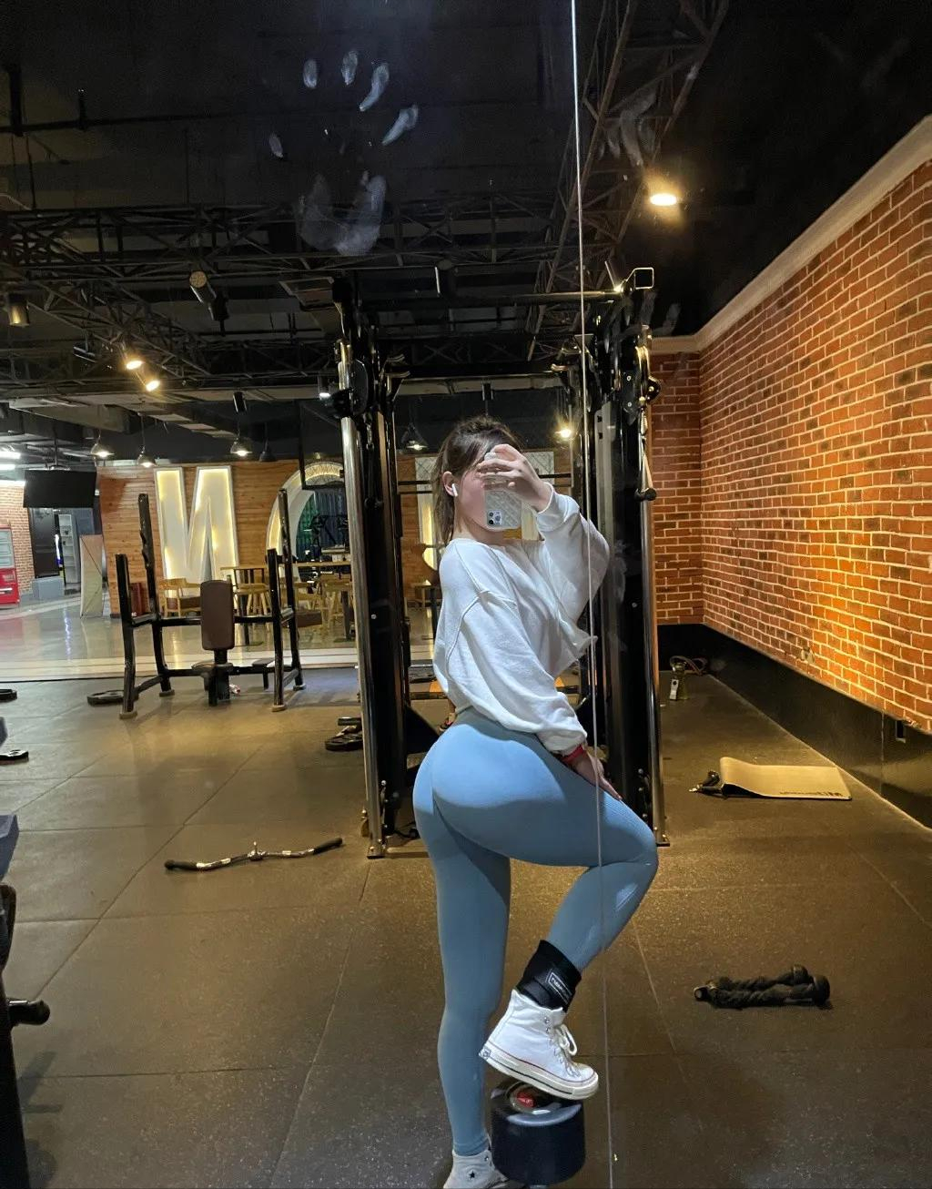 99年健身妹子,身材凹凸有致,网友:这也太撩人了吧