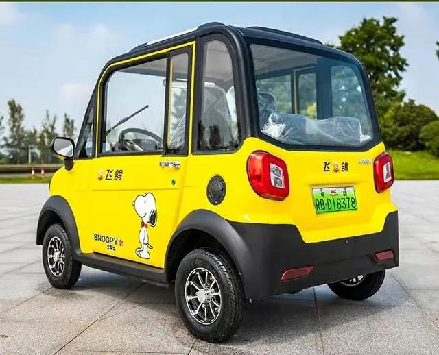 飞鸽推出新款电动四轮车,室内宽敞有空调,适合60岁以上老年人