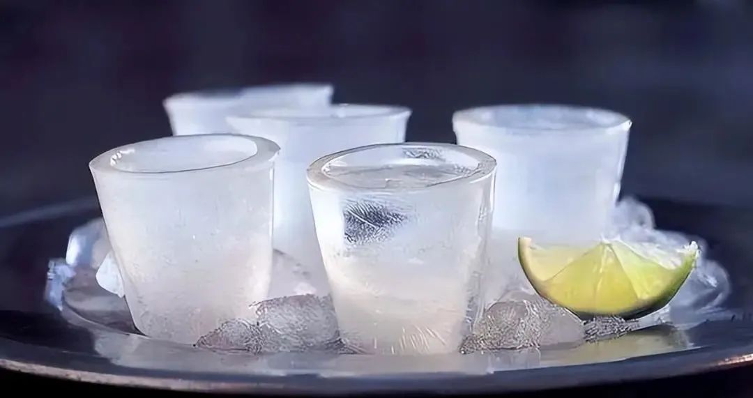 天热白酒该怎么喝?如果不想伤身,建议牢记这"3点",喝着踏实