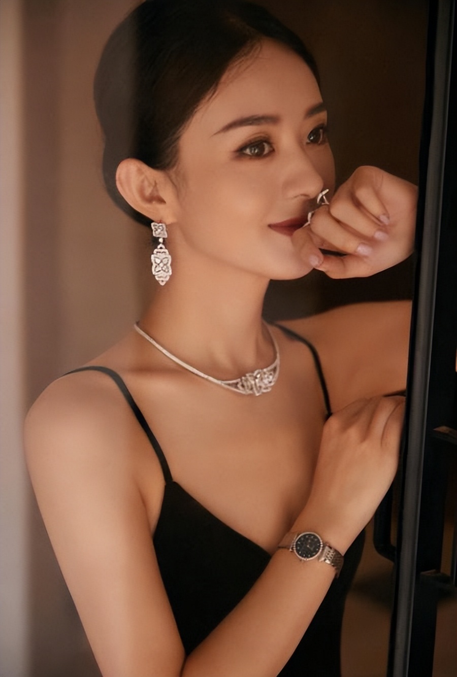 赵丽颖终于性感,"真空"上阵女人味十足,不料暴露身材缺陷