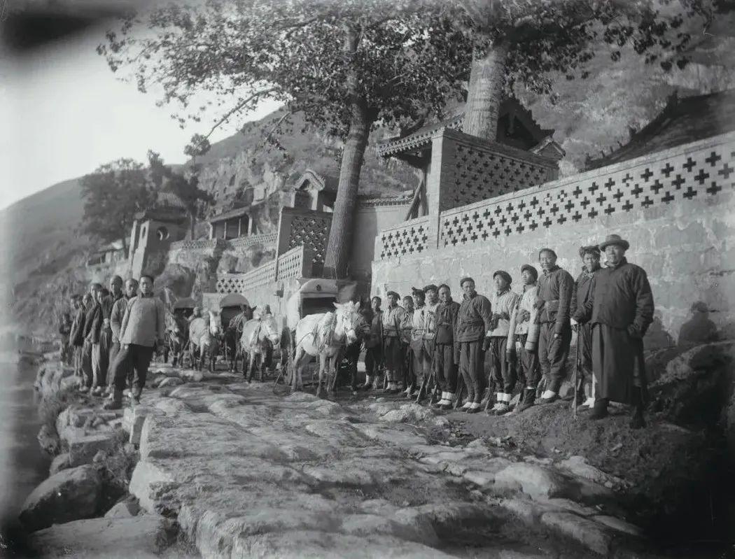 罕见老照片:100多年前,未破损的龙门石窟是什么样子?