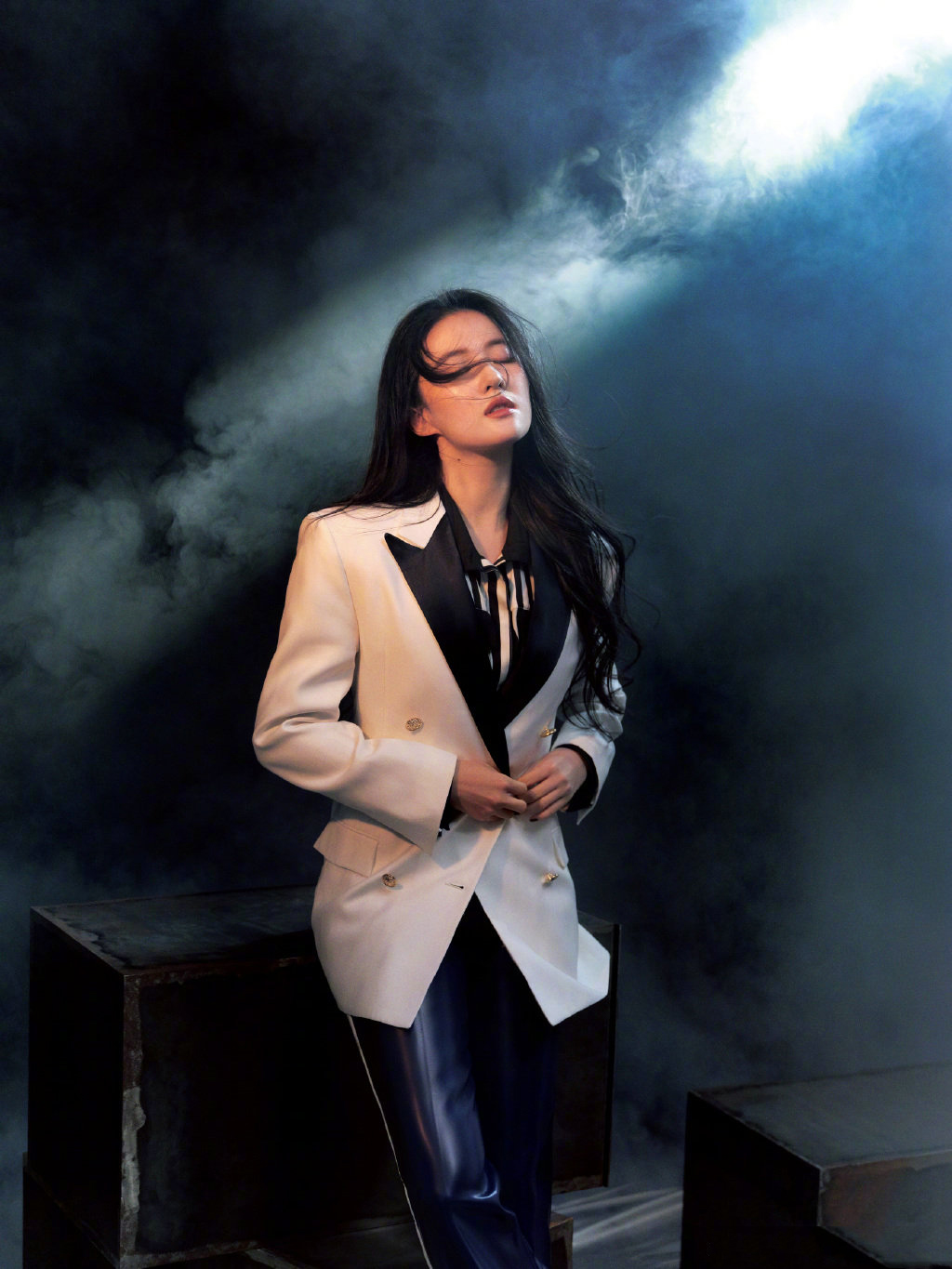 女神刘亦菲时尚大片曝光,西装配皮裤飒气十足,仙女耍酷不一般