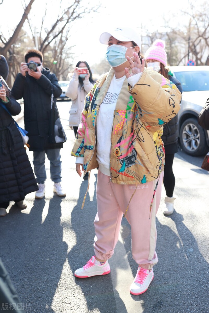 贾玲也太接地气了,穿"花棉袄"搭休闲舒适,戴口罩挡不住双下巴