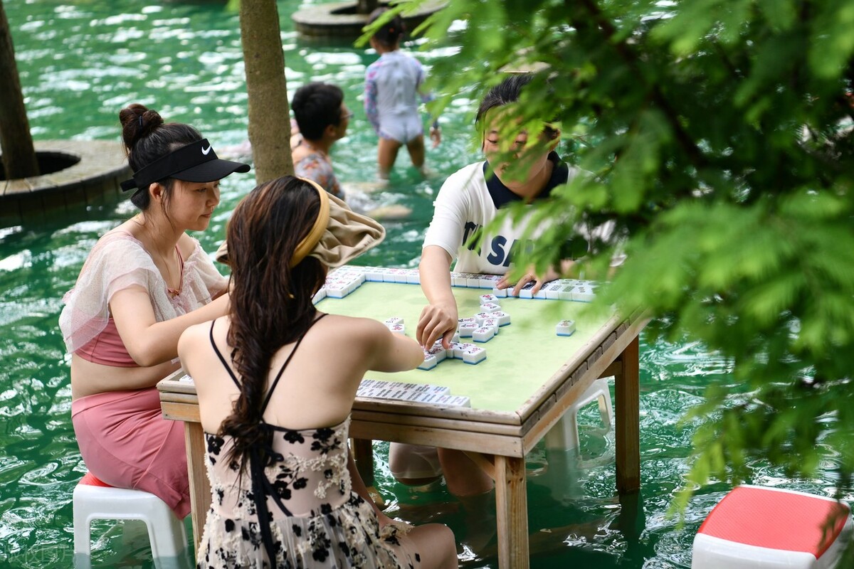 天太热,打"水上麻将"享夏日清凉,市民戏水娱乐两不误