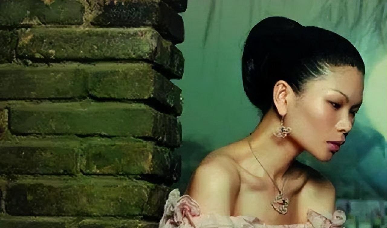 回顾最丑超模吕燕长相不佳却能嫁给法国贵族混血儿子颜值高