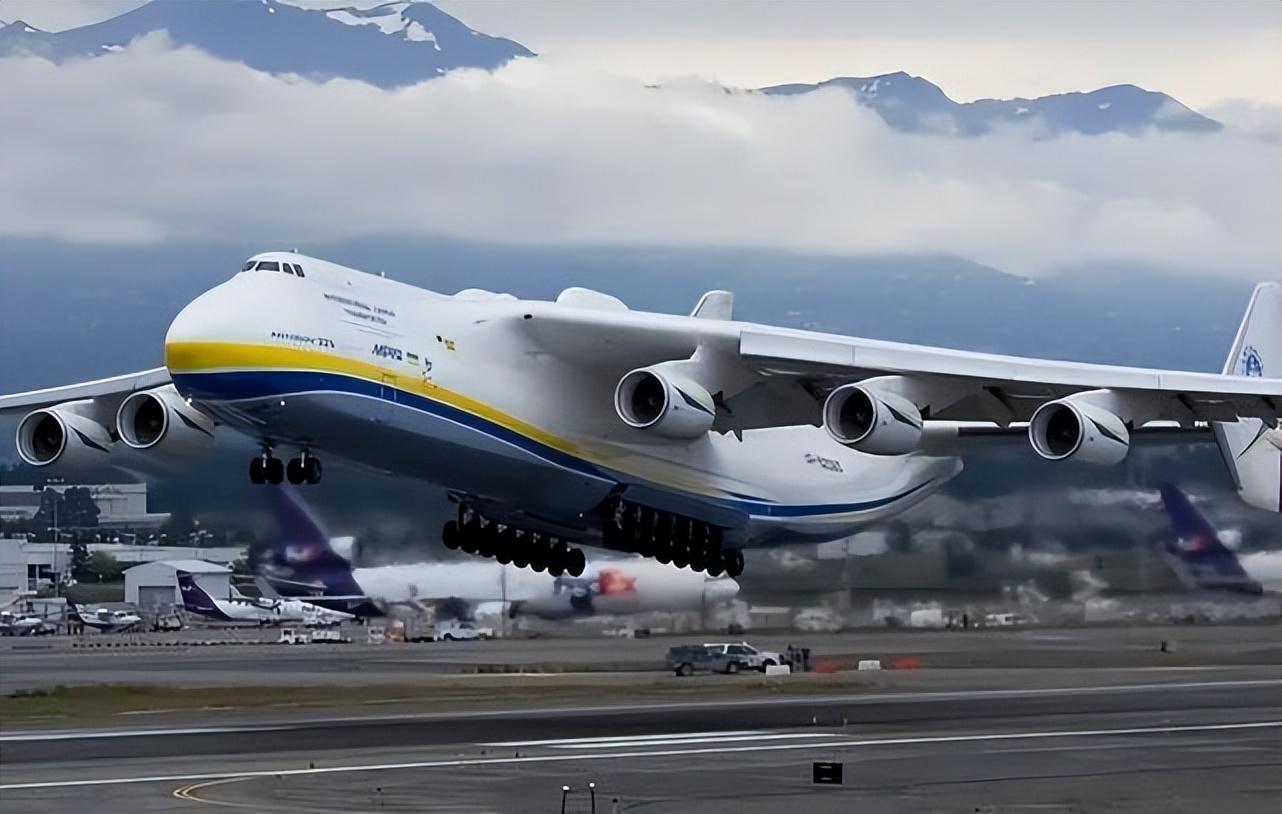 世界上最大的飞机:比安225还宽三十米,体型十分怪异