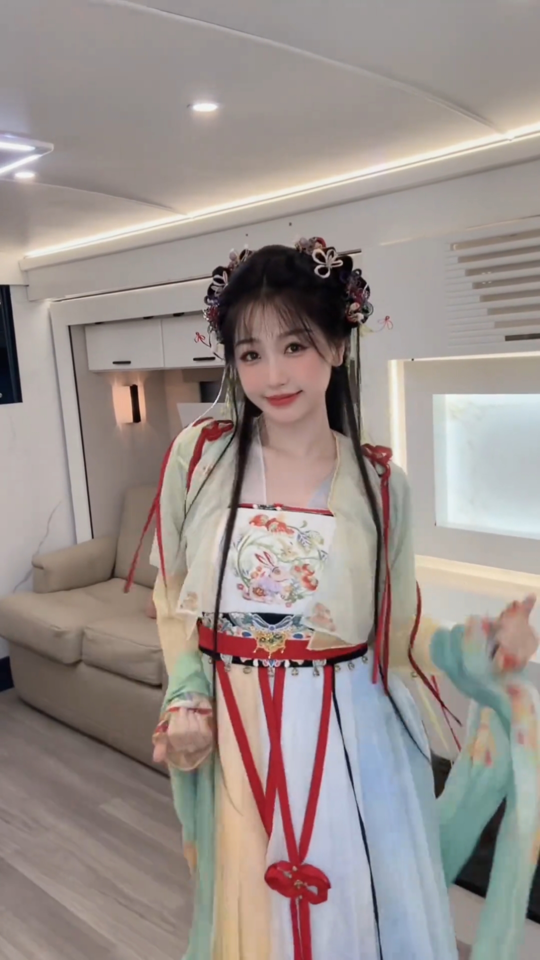 虞书欣跳舞化身俏皮喵喵