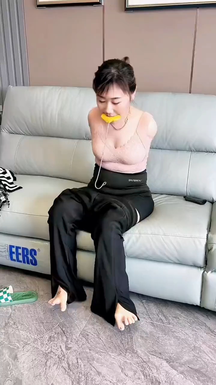 她是一位坚强的女人,虽然失去了双臂,她乐观面对生活#身残志坚