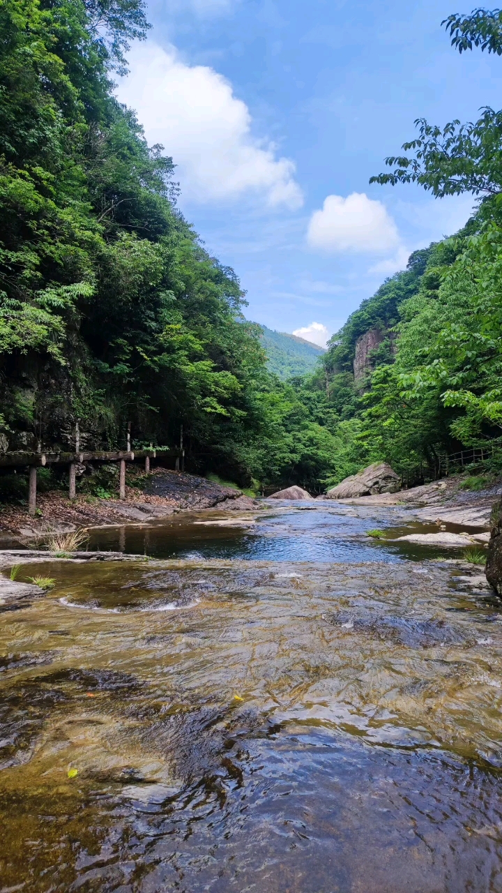 浙西大龙湾的奇石飞瀑