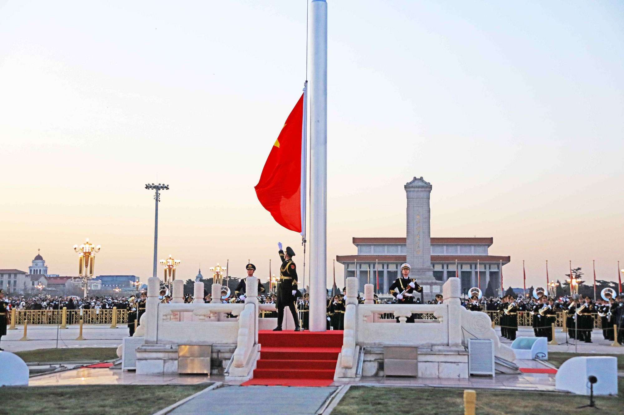 为什么天安门广场升旗台下,要装一台空调?它的真实用途是什么?