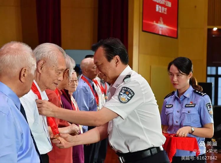 市局党委副书记,常务副局长徐十斗主持颁发仪式并致辞,充分肯定了