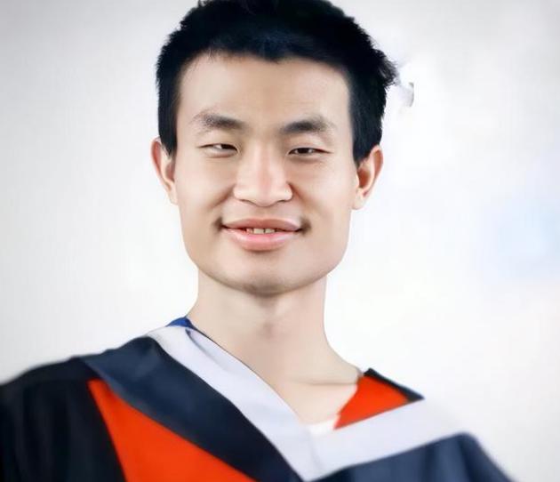 回顾:买婚房?韦神现身公积金中心,穿2只不同鞋,穿奶妈裤引领时尚