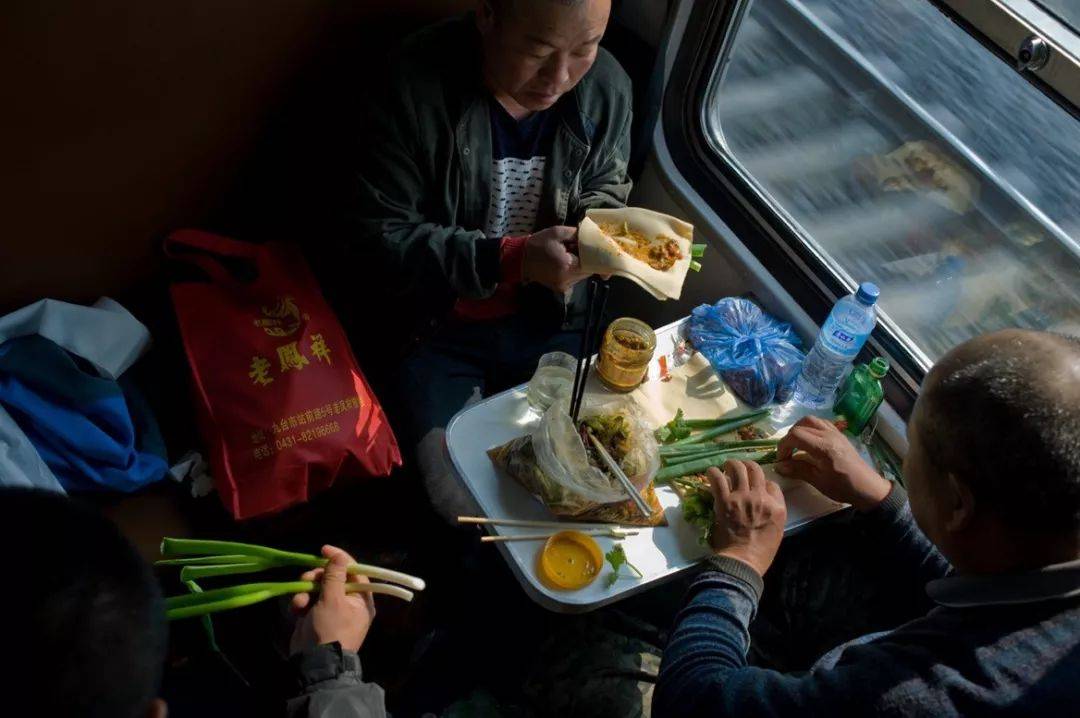 被陌生人溫暖的瞬間——綠皮火車裡的人情味