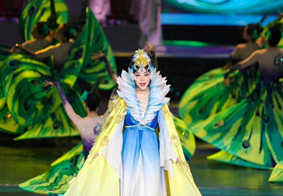 回顾45岁的李玉刚不恋爱不结婚步履蹒跚需搀扶他图了个什么