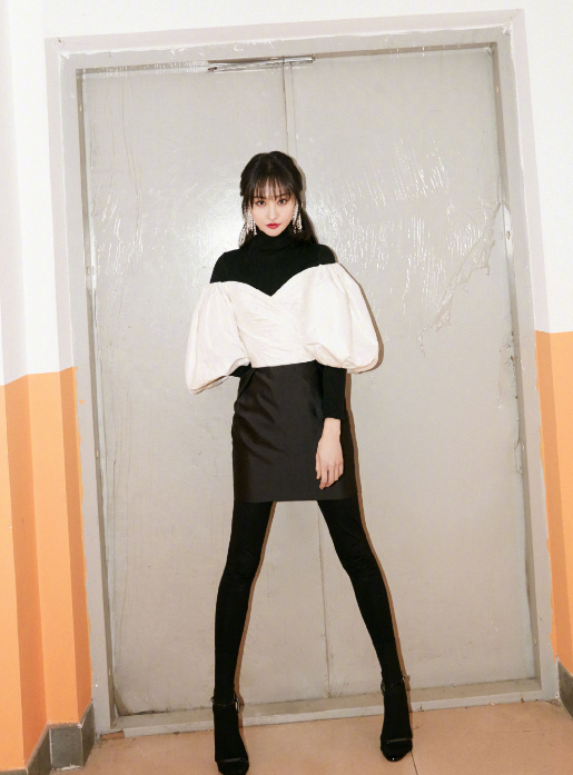 郑爽腿细成杆了还硬要穿"黑墨裤",岔脚站看腿:还让不让人活?