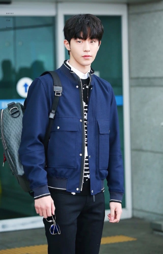 南柱赫现身机场,标准式男神穿搭,不愧是韩国高人气爱豆