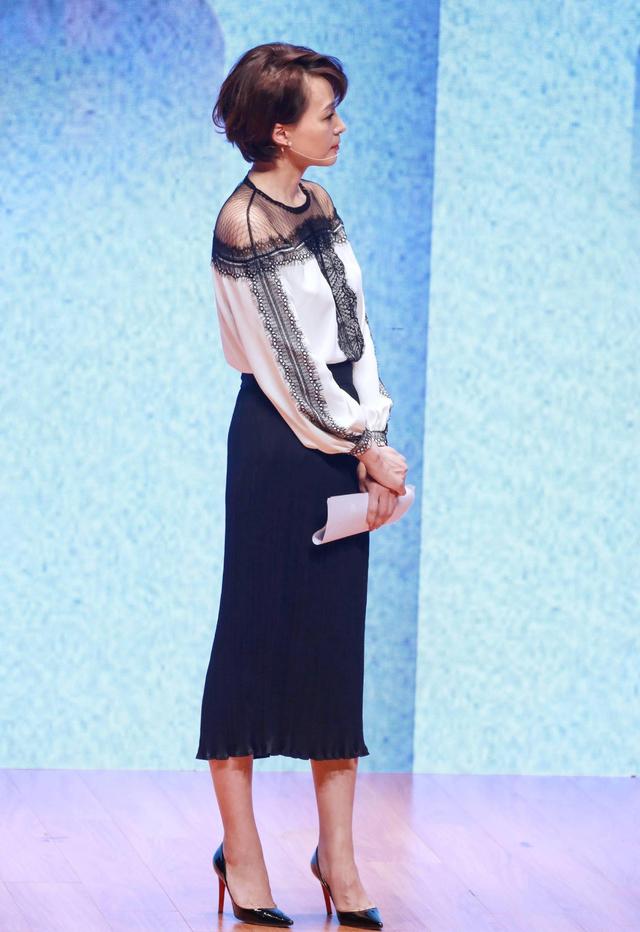 看了49岁董卿的穿搭,我悟了:穿裙不配丝袜,色不过三,优雅得体