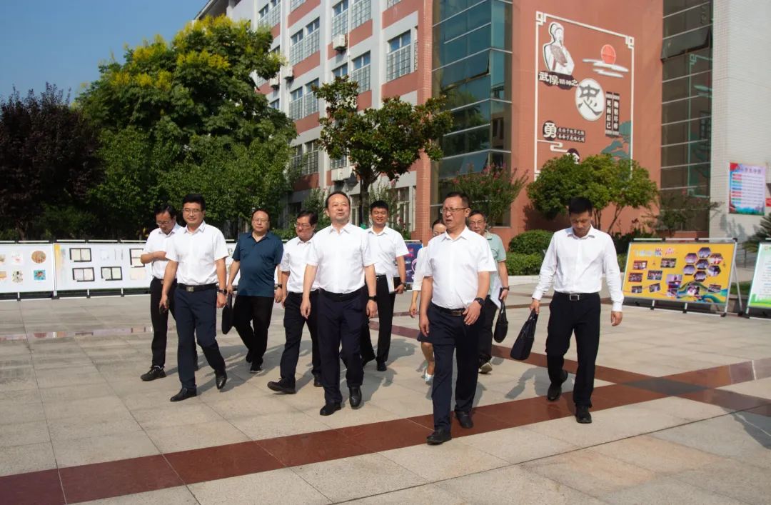 勉县县委书记黎建军一行莅临勉县武侯中学看望慰问一线教师