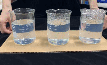 同时晃动三个烧杯观察水面运动状况