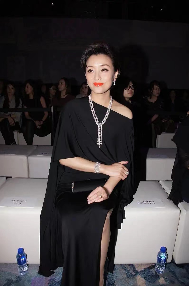 杨澜到底是主持人出身,气质好穿阔腰礼裙都很美,会打扮很重要