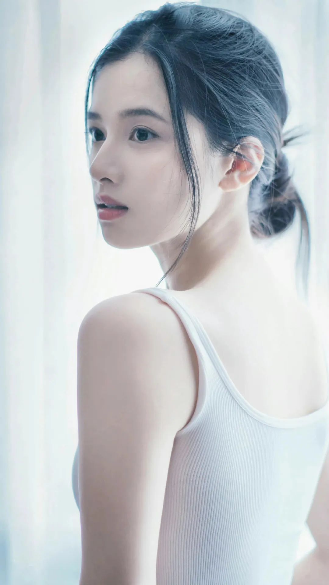 张婧仪清透靓丽的甜美风,一双炯炯有神的双眼,流露出清纯的美感