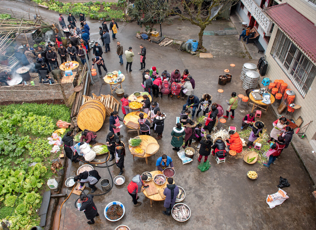 河南很穷吗?看看本地的农村酒席有多豪横,外地人看完直呼:羡慕