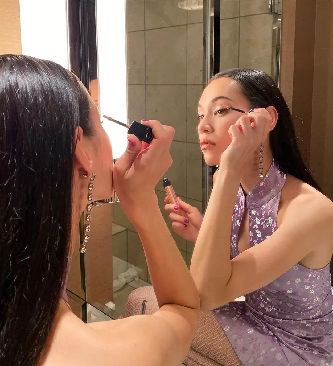 如果是嘴唇不太厚的姐妹可以 用修容来改善