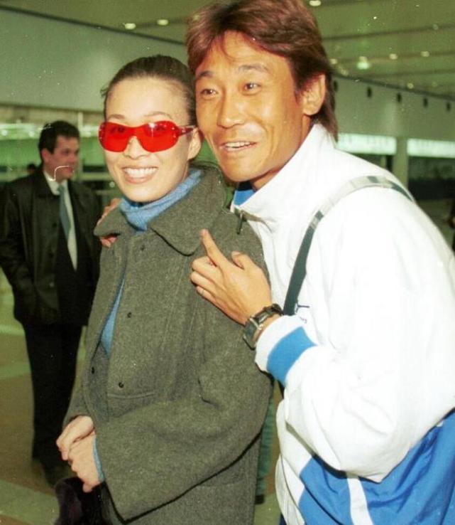 那英老公私下不老实?被拍与异性搂搂抱抱,对方比那英年轻许多