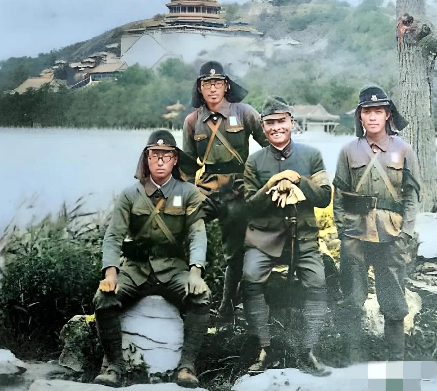 1937年,北平街头,颐和园成为日军军官与士兵们休憩的地方,这一张照片