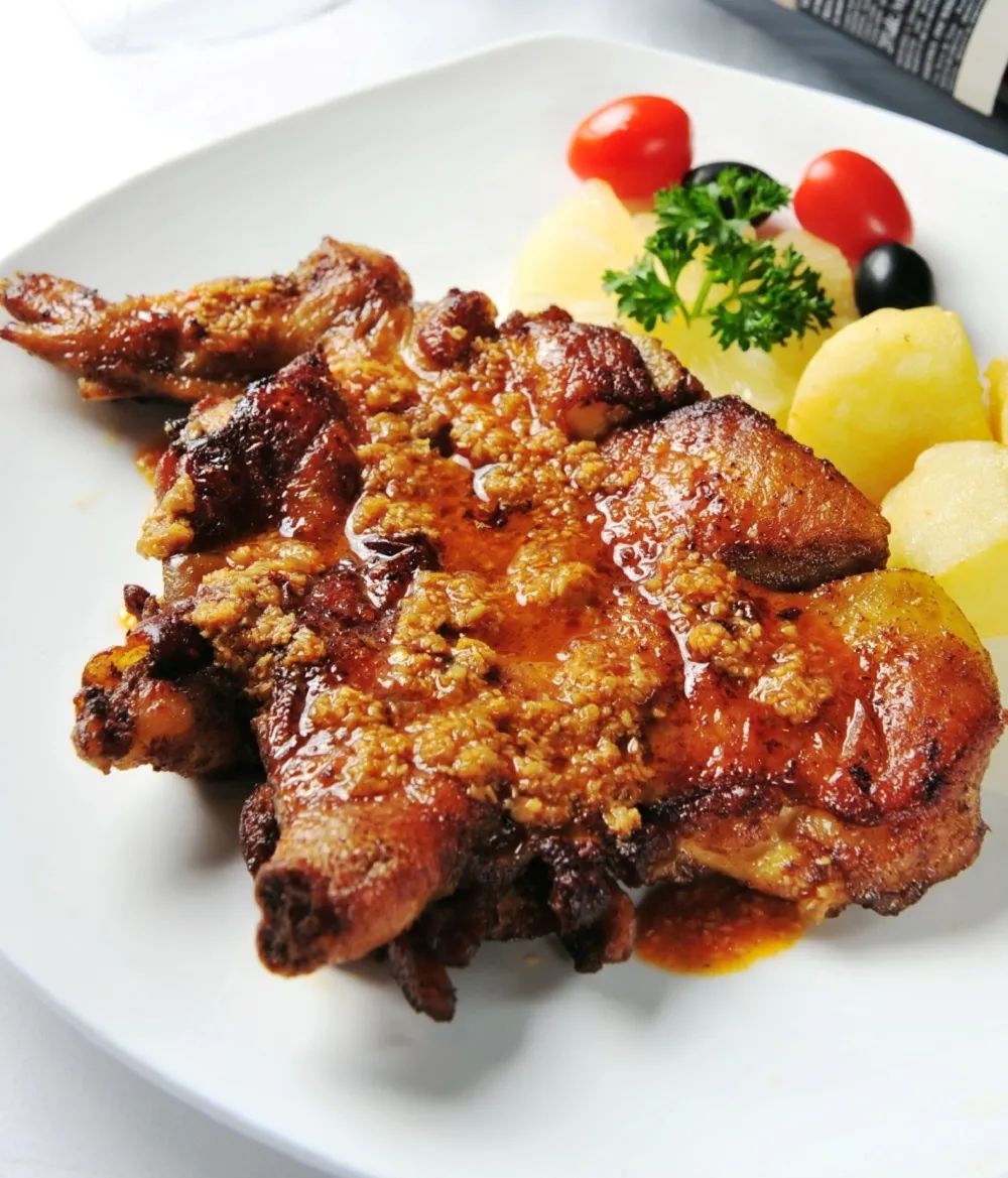 还有非洲鸡这一道澳门菜,其特色肉质经过炉火的烤烘,故份外香嫩,且