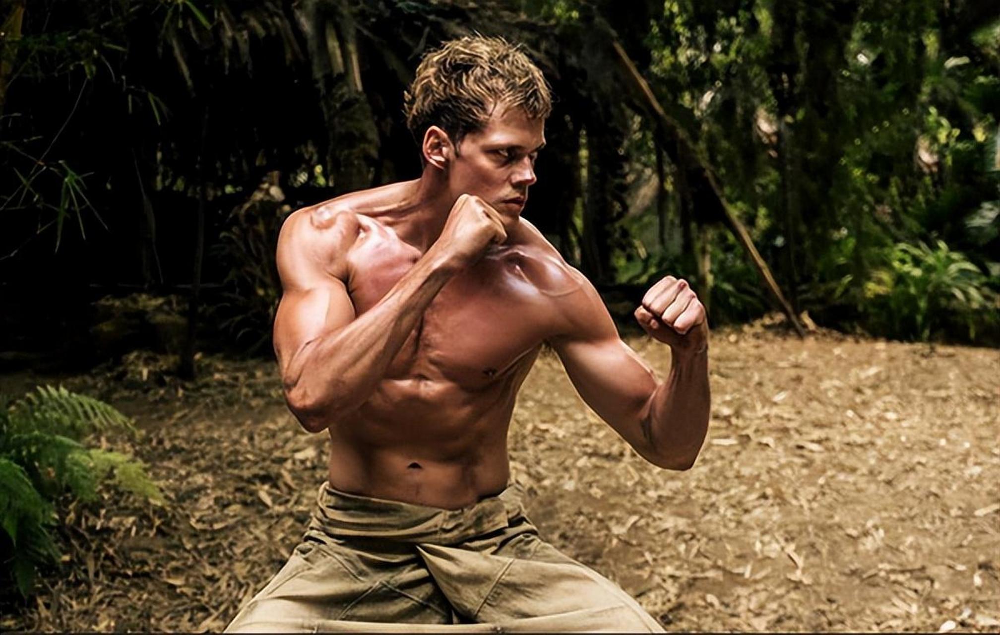 "四妹"比尔·斯卡斯加德新片《灭世男孩》狂晒肌肉    比尔·斯卡