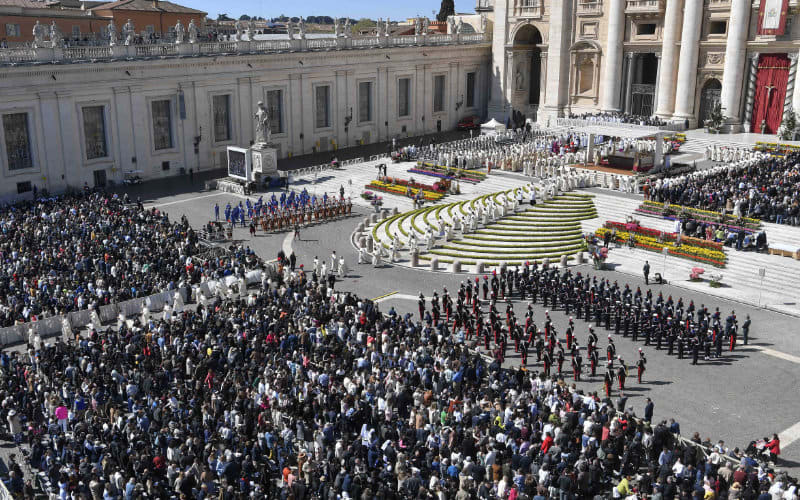 教皇方济各主持复活节弥撒,祈求结束肆虐世界的战争!