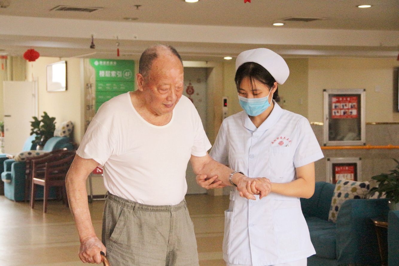 靜安養親 為每位長輩配備健康管理師,為長輩制定個性化康復計劃,照護