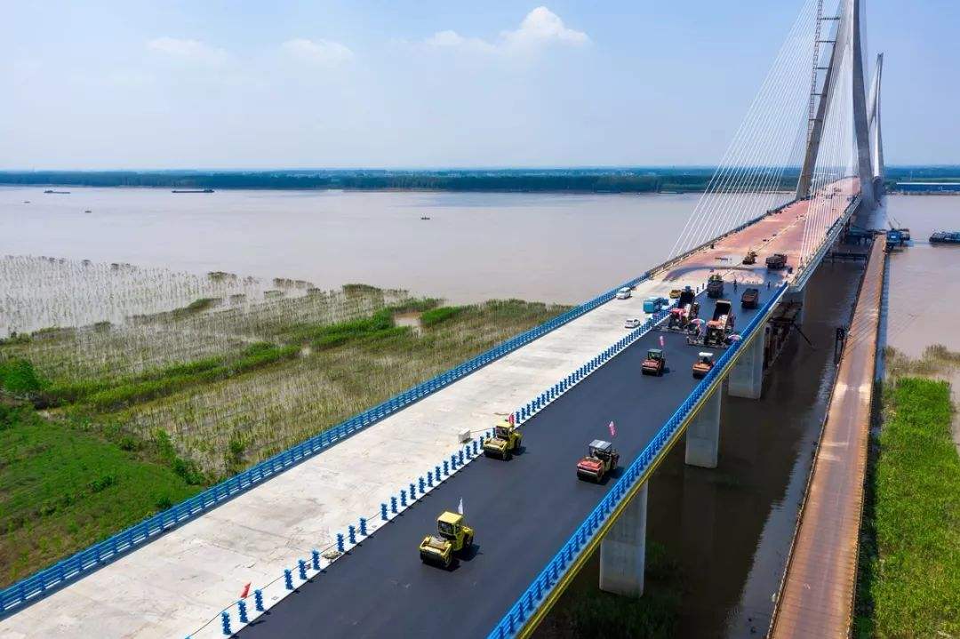 湖北建设一座长江大桥,是主跨1038米单跨双铰钢箱梁悬索桥